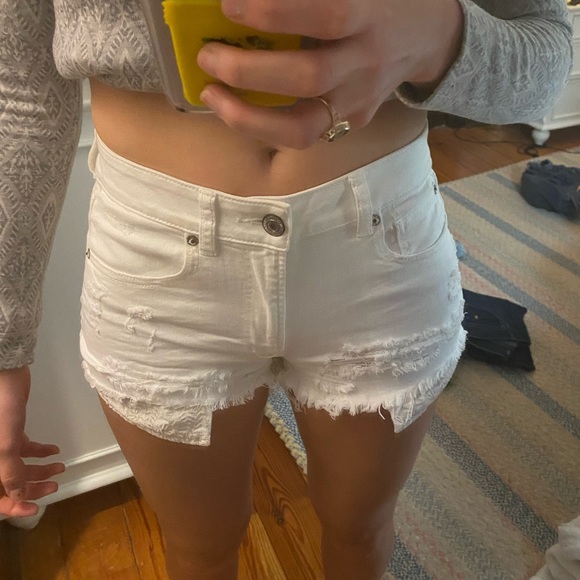American eagle white ripped jean hi-rise shorts, size 6 stretch - Picture 2 of 5